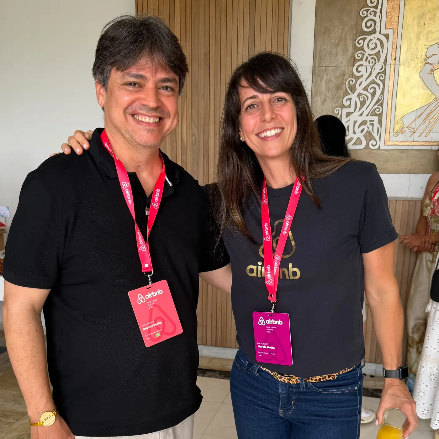 Rayner Holmes com Marcia Motta, gerente regional da Comunidade Airbnb na América Latina