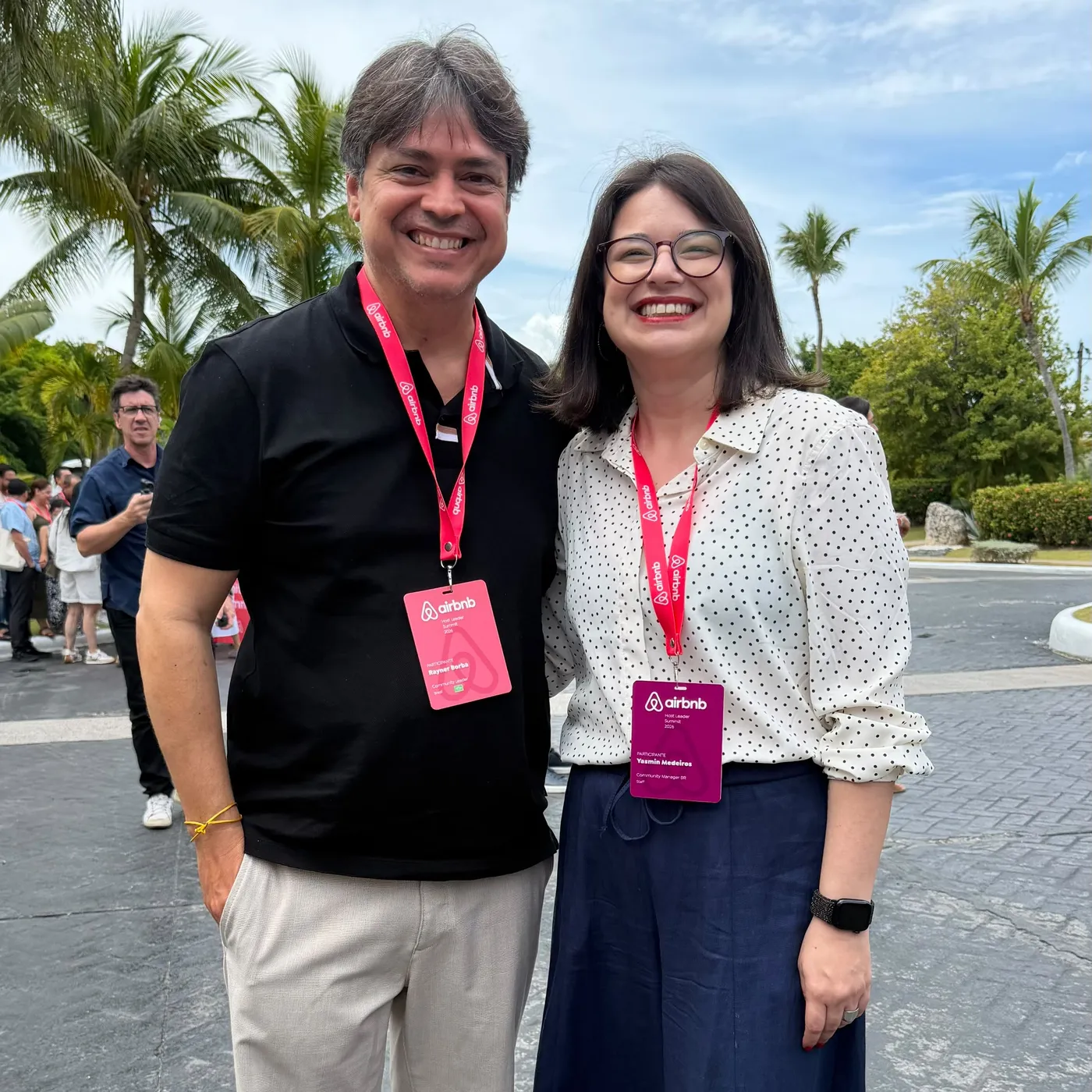 Rayner Holmes com Yasmin Medeiros, gerente de Comunidade do Airbnb para o Brasil